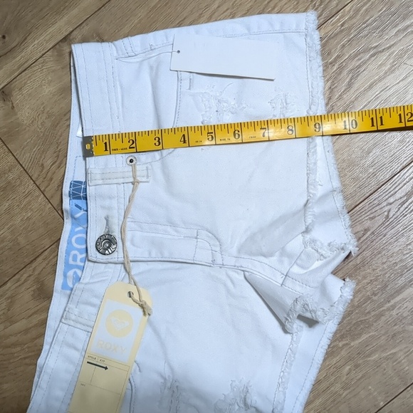Roxy white distressed Jean Juniors shorts Size 5, NWT - Picture 6 of 10